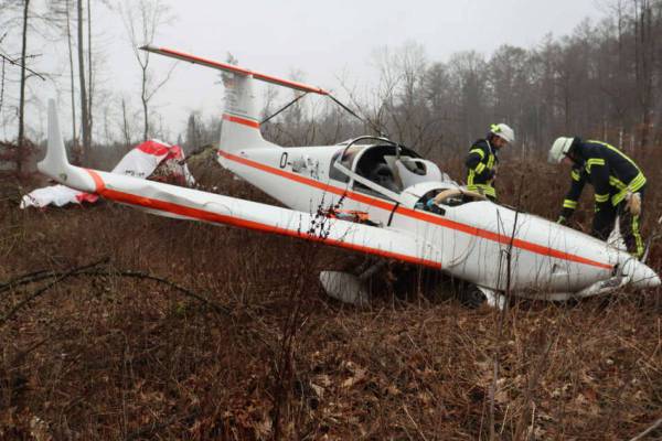 Kleinflugzeug stürzt in Waldgebiet - Pilot verliert bei schlechtem Wetter die Orientierung