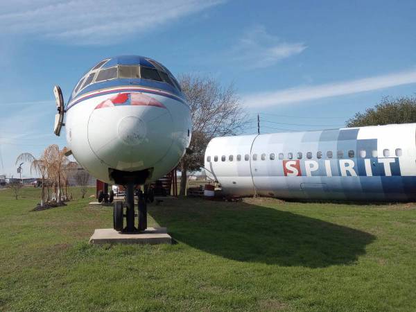 Dieser Mann hat sich aus zwei Flugzeugen ein Traumhaus gebaut, das nur 190 Euro pro Monat kostet