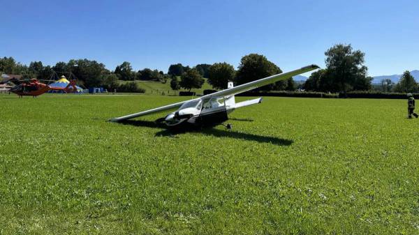Flugzeug muss in Durach notlanden und verletzt Radfahrerin