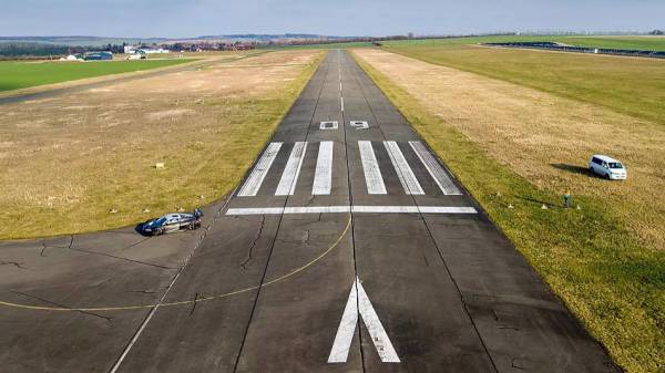 Autofahrer kommt von der Fahrbahn ab: Dann dreht er ein paar Runden auf dem Flugplatz