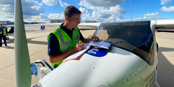 Wie fliegt es sich im ersten Elektroflieger der Welt?