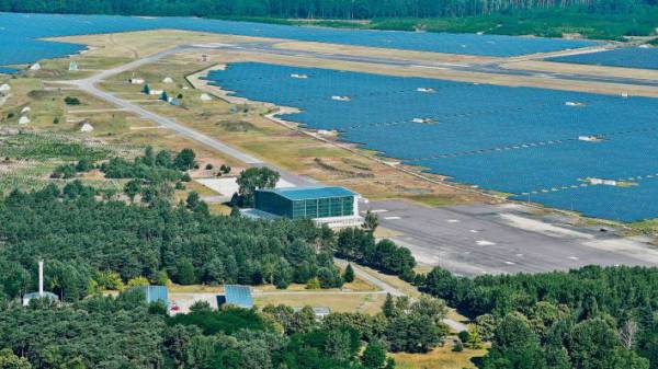 Illegales Rennen mit geklauten Autos gefährdet Sportflugzeug bei Landung