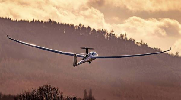 Feiern und um den Flugplatz kämpfen