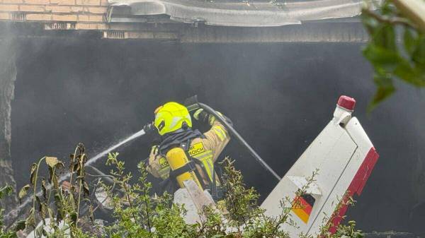 Kleinflugzeug stürzt auf Haus in NRW