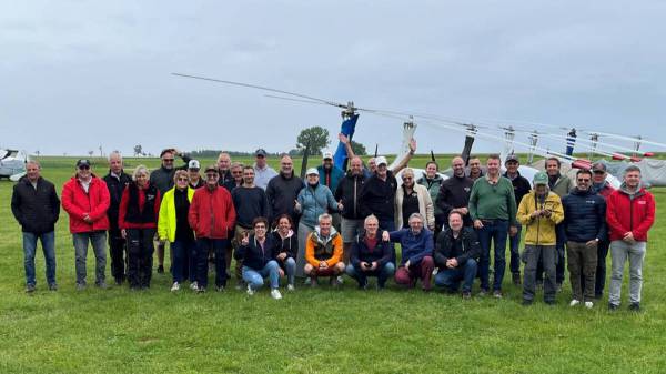 Auf diesem Flugplatz müssen plötzlich 37 französische Piloten zwischenlanden