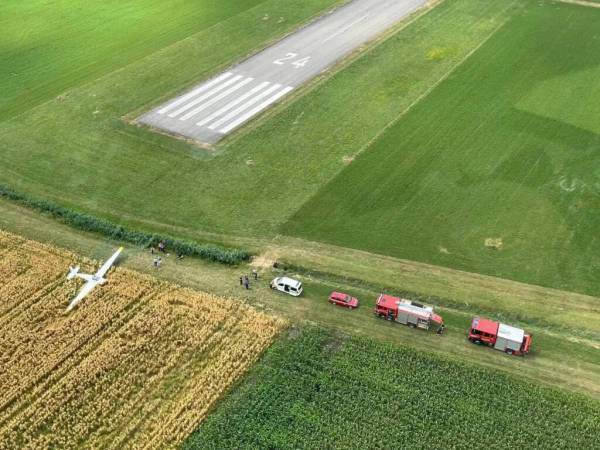 Flugschüler muss Flugzeug in Getreidefeld notlanden