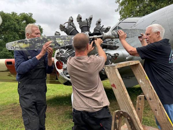Vereinsmitglieder restaurieren historische Beechcraft D18S in Altenburg-Nobitz