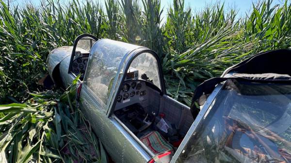 Oldie-Flieger landet in Maisfeld