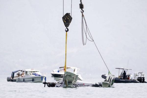 Versunkenes Kleinflugzeug aus Genfersee geborgen