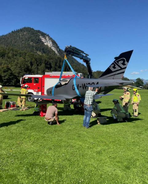 Fahrwerk nicht ausgefahren: Kleinflugzeug schlitterte in Langkampfen über Flugplatz