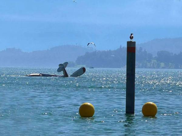 Kleinflugzeug stürzt in den Zugersee – Frau (60) tot