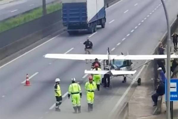 Kleinflugzeug landet auf Autobahn in Brasilien