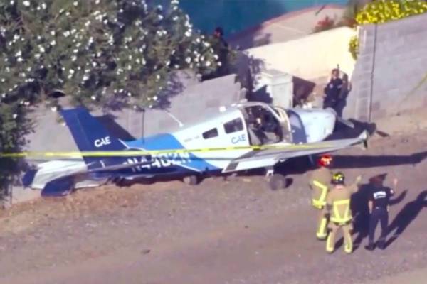 Notlandung in Wohngebiet: Kleinflugzeug prallt in Gartenmauer