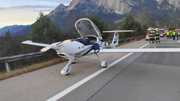 Flugzeug landete auf der Autobahn und musste abgeschleppt werden
