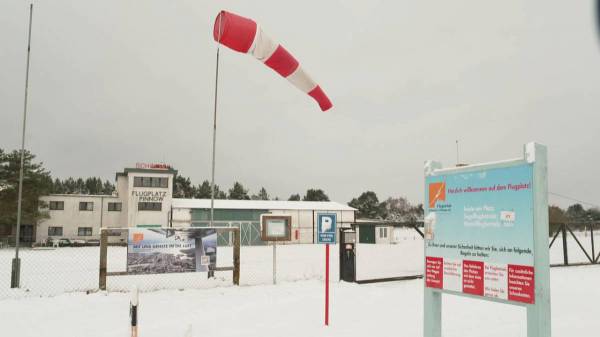 Pinnow: Drifter zerw&uuml;hlen mit Autos das Flugplatz-Gel&auml;nde