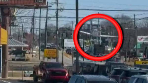 Kleinflugzeug macht Notlandung auf Highway