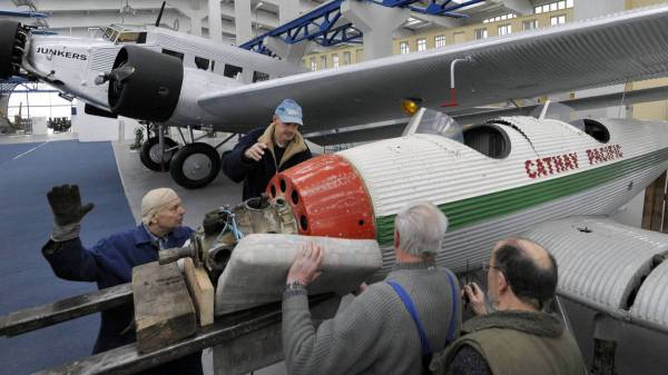 Dessauer Rentner bauen legend&auml;res Junkers-Flugzeug nach