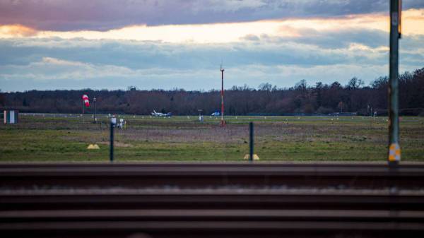Pilot ger&auml;t bei Anflug in Egelsbach in Oberleitung - Notlandung und Bahnsperrung