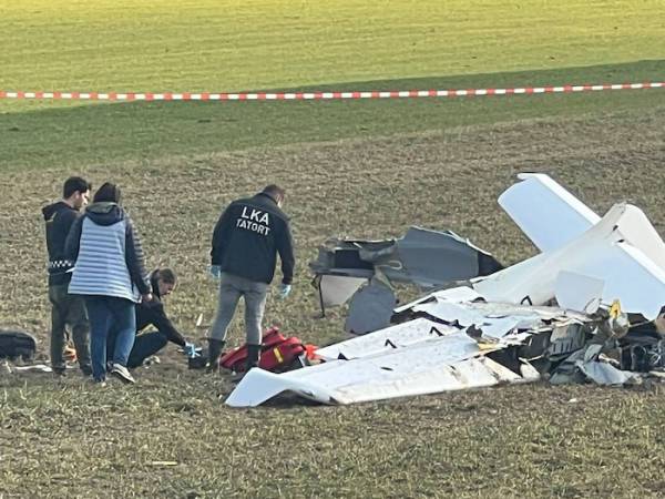 Pilot st&uuml;rzt vor den Augen der Tochter in den Tod!
