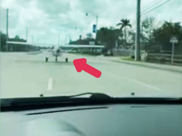 Motorprobleme: Pilot (19) landet Kleinflugzeug auf Autobahn