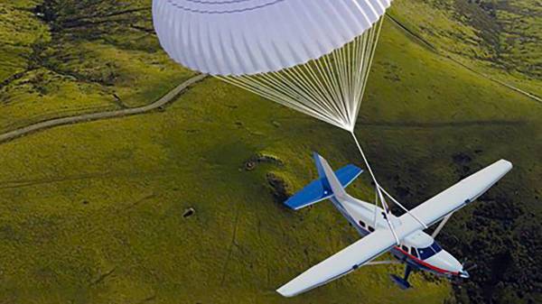 Wie Fallschirme Leben und ganze Flugzeuge retten &ndash; und warum Piloten sie kaum einsetzen