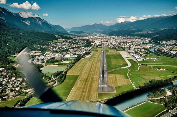 Reifen von Flugzeug nach Landung geplatzt