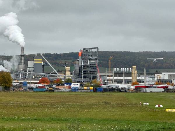 Neubau in der Einflugschneise: Piloten bef&uuml;rchten Gefahr durch Spanplattenwerk