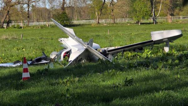 Kleinflugzeug st&uuml;rzt in Hatten ab - Pilot stirbt