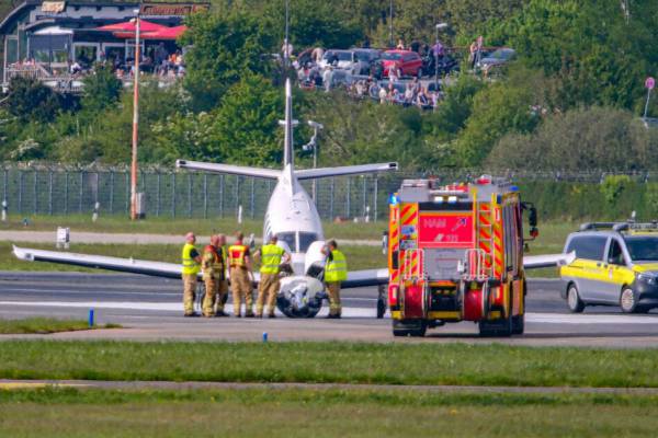 Kleinflugzeug legt Bruchlandung hin. Flugverkehr am Hamburger Airport l&auml;uft nach Unterbrechung