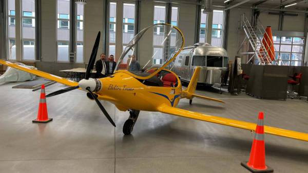 Elektroflugzeug st&uuml;rzt auf Acker