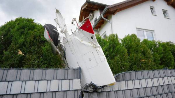 Kleinflugzeug st&uuml;rzt in Wohngebiet