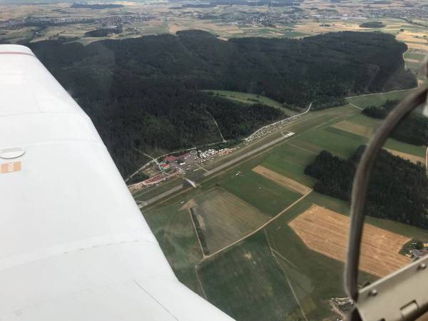 Protest auf Flugplatz: Traktorfahrer blockiert Startbahn