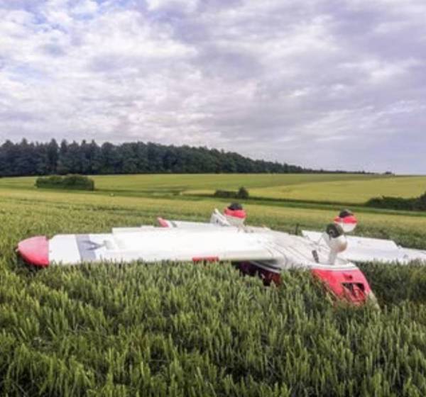 M&ouml;ckm&uuml;hl: Ultraleichtflugzeug &uuml;berschl&auml;gt sich bei der Landung