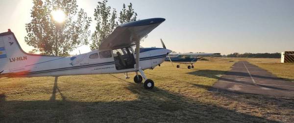 Fluglehrer springt w&auml;hrend Flug aus Cessna &ndash; Flugsch&uuml;lerin muss alleine landen