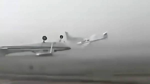 Sturm schleudert Flugzeuge &uuml;ber Flughafen