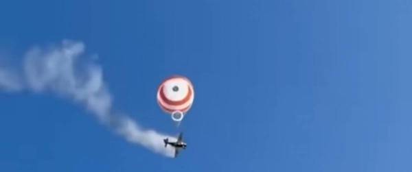 Cirrus SR22 beginnt im Flug zu brennen - Pilot dank Fallschirmsystem gerettet