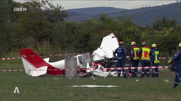 Flugzeug st&uuml;rzt bei Fest in Weinheim ab
