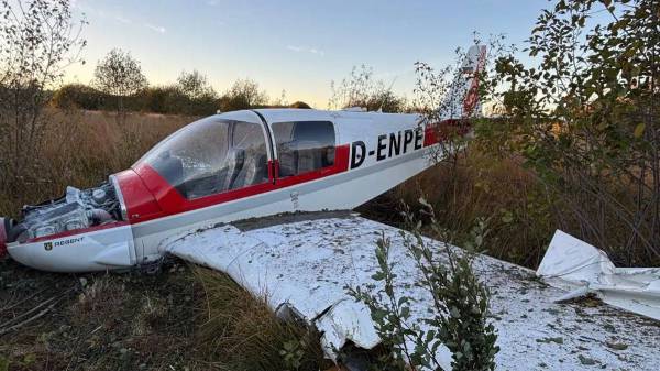 Schreck am Flugplatz &ndash; Kleinflugzeug kracht in Geb&uuml;sch
