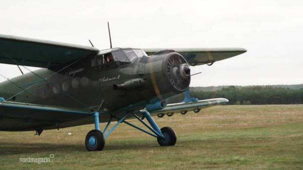 Abheben mit dem Doppeldecker: Der Flugplatz Pinnow feiert sein 70-j&auml;hriges Bestehen