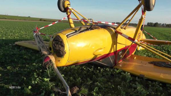 Wangerland: Oldtimer-Flugzeug &uuml;berschl&auml;gt sich bei Notlandung