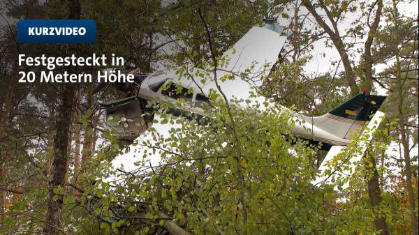 Motorflugzeug bleibt in Baumkronen h&auml;ngen
